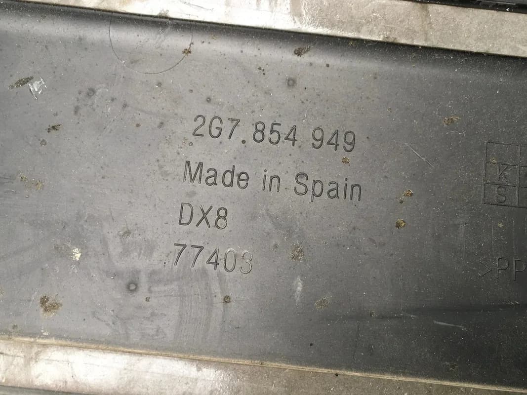 Moldura puerta tras izq VW Taigo 2G7854949 - Foto 3