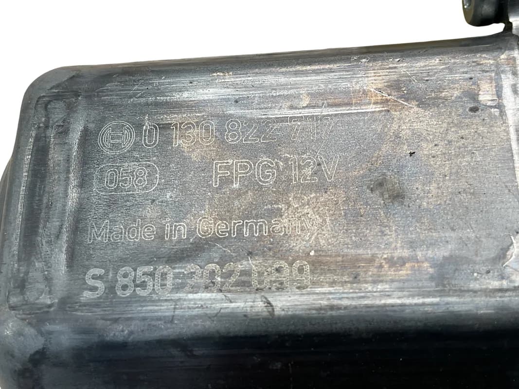 Motor Elevalunas del izq VW 0130822717 - Foto 3