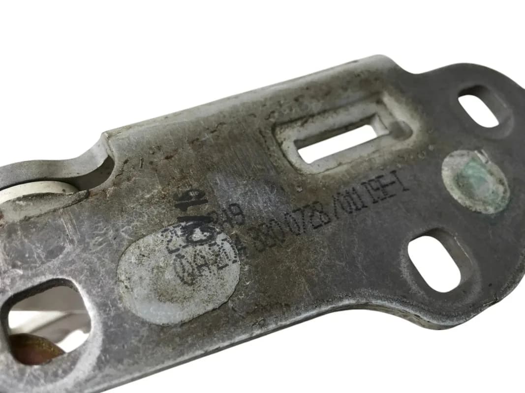 Bisagra izq capo Mercedes W204 - Foto 3