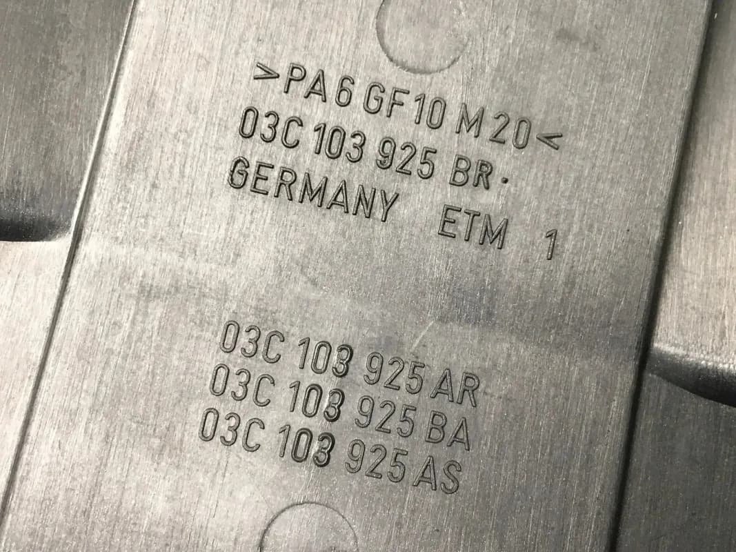 Tapa motor VW 1.4 TSI 03C103925 - Foto 3