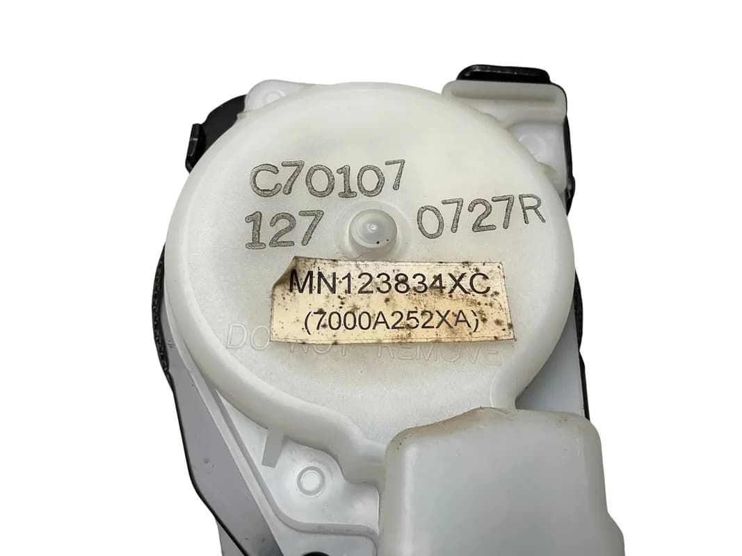 Cinturón seguridad trasero Mitsubishi L200 05-15 - Foto 3