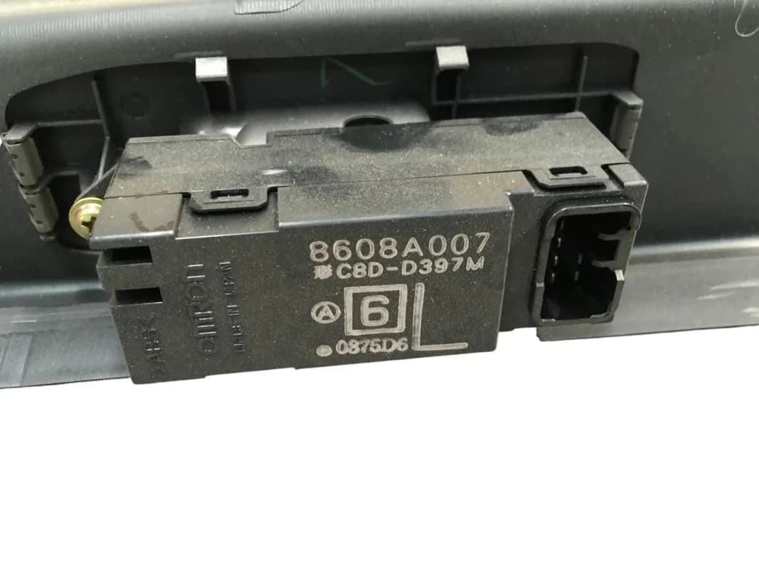 Panel puerta tra izq Mitsubishi Montero III - Foto 4