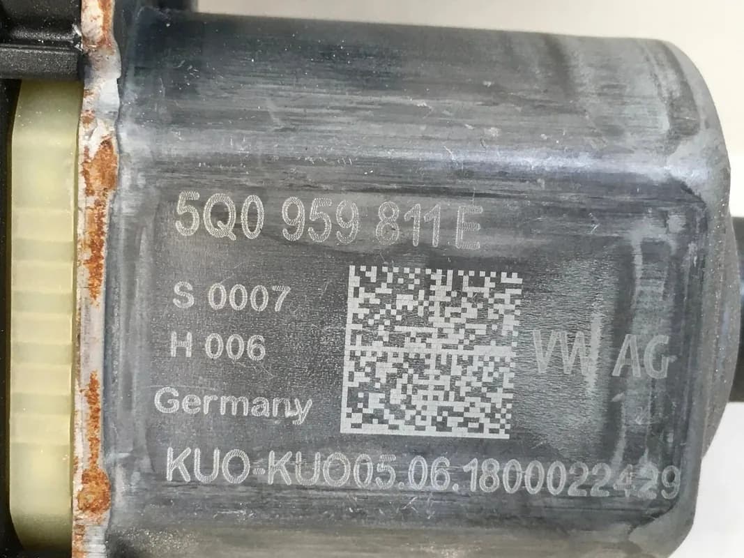 Motor Elevalunas tra dcho VW 5Q0959811E - Foto 4