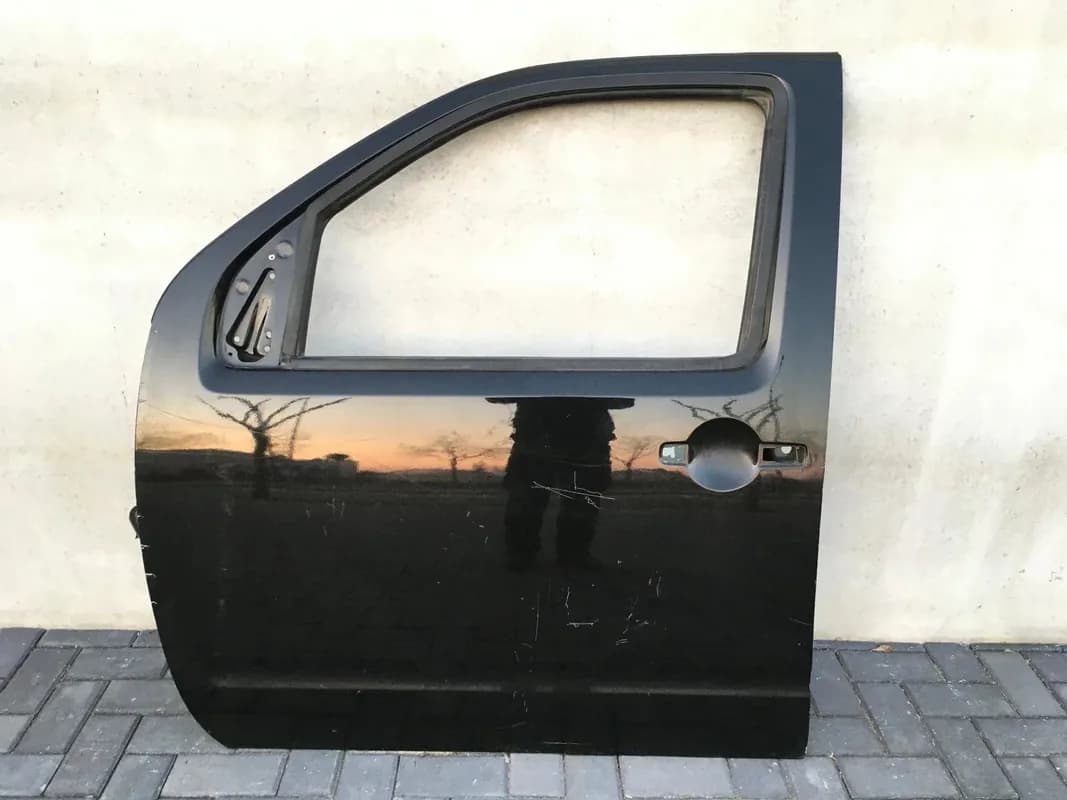 Puerta delantera izq Nissan Navara D40 - Foto 1