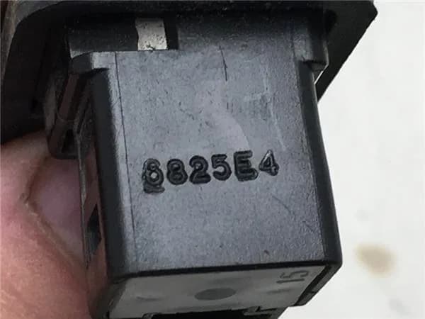 Interruptor puerta Nissan 6825E4 - Foto 3