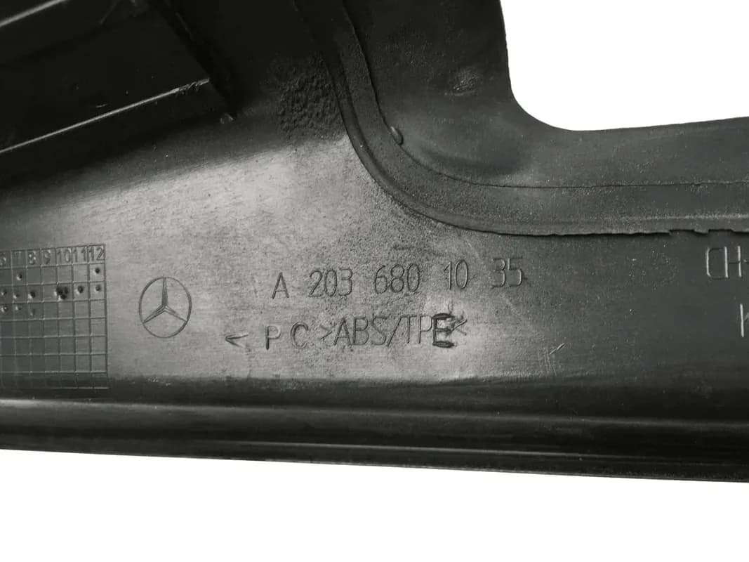Faldon tra dcho Mercedes A2036801035 - Foto 4