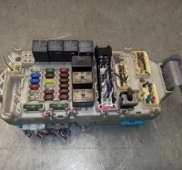 Caja reles / fusibles mitsubishi grandis