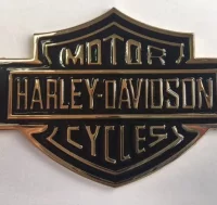EMBLEMA HARLEY DAVIDSON COLOR ORO