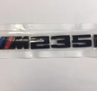 EMBLEMA TRASERO BMW M235I NEGRO