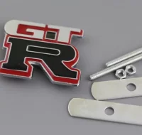 EMBLEMA PARRILLA DELANTERA NISSAN GTR