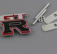 EMBLEMA PARRILLA DELANTERA NISSAN GTR