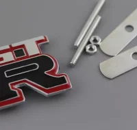 EMBLEMA PARRILLA DELANTERA NISSAN GTR