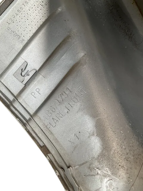 Aletin guardabarros del izq Montero II 91-00 - 30 € - MB679791 _, 5 kg - Lleida