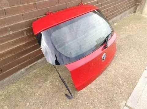 Porton trasero bmw serie 1 e87 - 90 € - 41627133898, 39 kg - Lleida