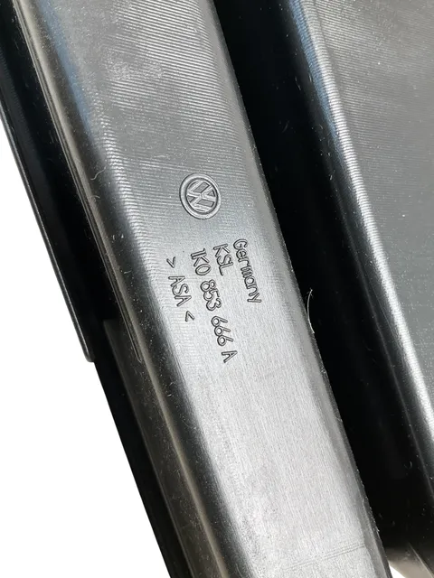 Rejilla paragolpes del dcha VW Golf V 04-09 - 35 € - 1K0853666A, 2 kg - Lleida